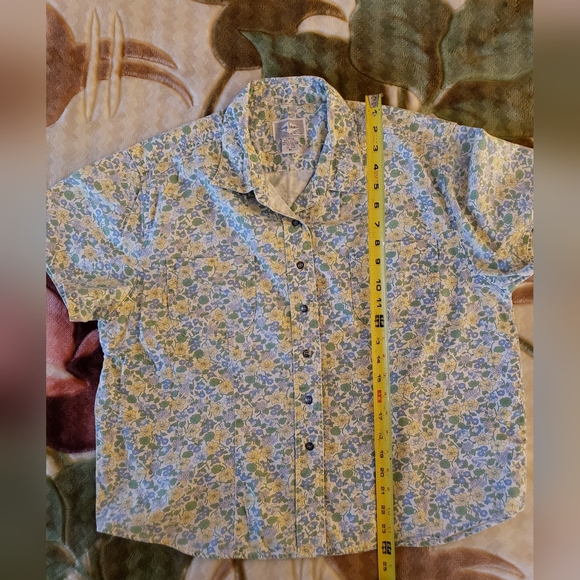 Floral Short Sleeve Women's Top - Picture 9 of 9